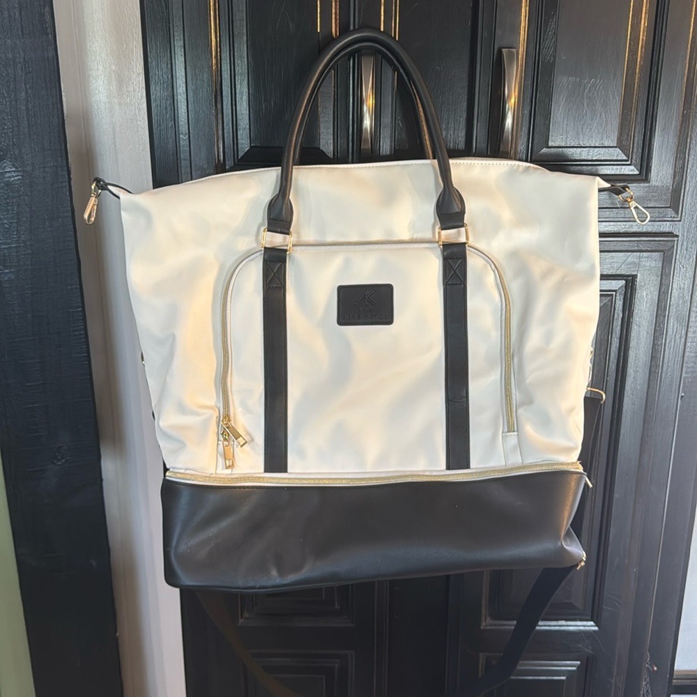 AK Ava Kensington duffle bag. Never used.